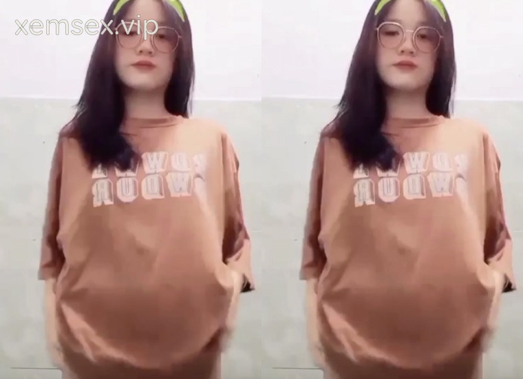 Bé nữ sinh thơ ngây xinh xắn và rất dâm