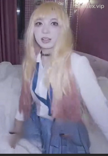 Cô nàng cosplay tiểu ác ma quỳ bú cu cuồng nhiệt